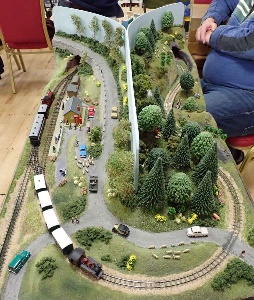 Tren Bach an engaging double sided 009 model railway layout.