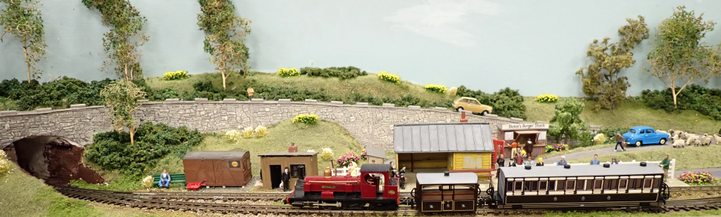 Tren Bach an engaging double sided 009 model railway layout.